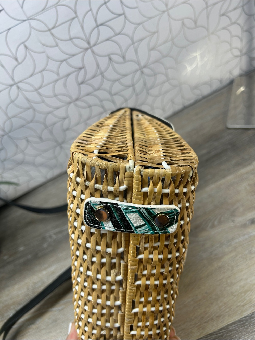 Betsey Johnson kitsch Rattan Crossbody - Picture 4 of 6